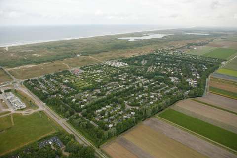 Aan Noordzee-vakantiehuis-camping-luchtfoto
